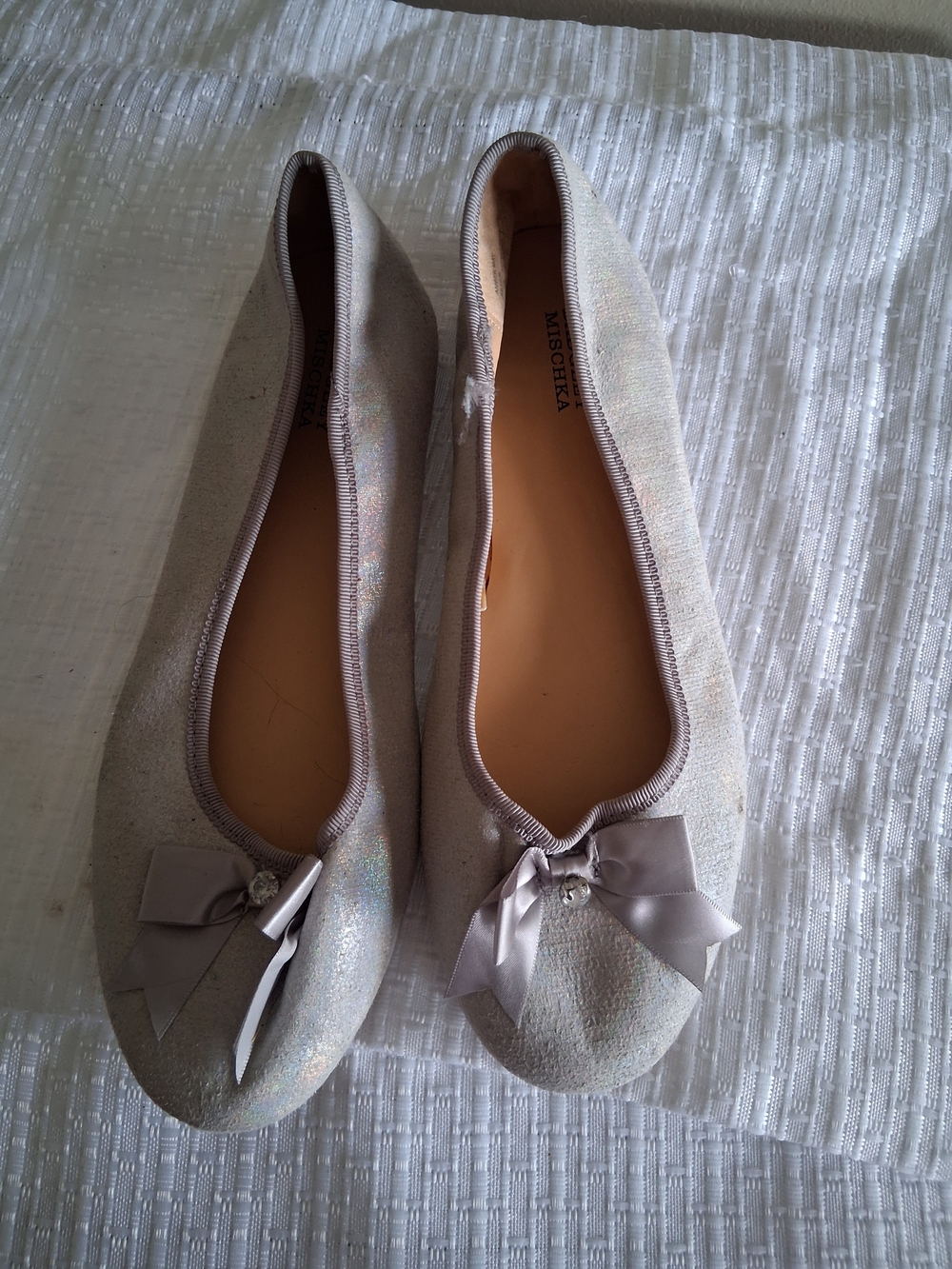 Badgley Mischka Shimmery Light Gray Ballet Flats with Bow Size 5
